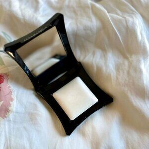 Free Gift! 🎁Illamasqua Beyond Powder Highlighter in Daze - Like New!